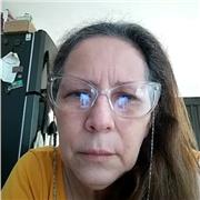 Niñera ayudando con tareas escolares